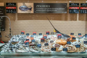Fonte Ansa - Pescherie di giorno, ristorante a pranzo e a cena: è la “risto-pescheria”, formula che valorizza la filiera e, dalle località di mare, arriva fino in città. Garanzia di pesce fresco e di stagione, soddisfa sia i gourmand che i pescatori