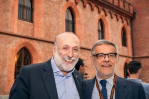 Dalla Cina a Bra, da Terra Madre ad Arcigola, da un’utopia possibile alla rivoluzione del cibo buono, pulito e giusto, dal futuro agli inizi. È la storia di Slow Food, raccontata da Carlo Petrini e Gigi Padovani nella sua prima biografia ufficiale