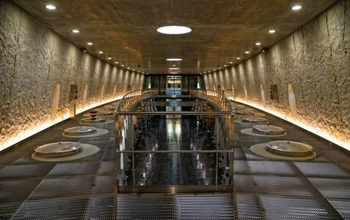 Gli interni della cantina che ha la forma di una barca rovesciata