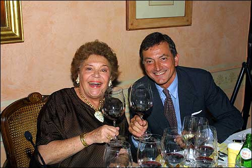 La baronessa Philippine de Rothschild con il giornalista Mauro Remondino