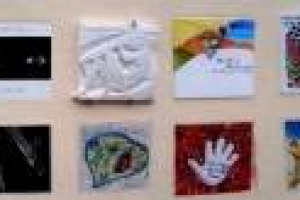 1992-2012: DUE DECENNI DI VENDEMMIE, CHE A MONTALCINO, PATRIA DEL BRUNELLO, SONO DIVENTATE OPERE D&rsquo;ARTE, CON LE PIASTRELLE CELEBRATIVE &ldquo;INCASTONATE&rdquo; NELL&rsquo;ANTICO PALAZZO COMUNALE. ECCOLE TUTTE, FINO ALL&rsquo;ULTIMA, FIRMATA DALLA GRIFFE DELLA MODA CRUCIANI