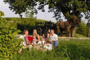 Sondaggio WineNews - Pasqua, a ciascuno il suo cestino da pic nic: pizza al formaggio e capocollo, Lambrusco, Vermentino per i foodies; uova, torta pasqualina e rosè per chi ama la leggerezza; abbacchio, Barolo, bianchi altoatesini per i più esigenti Sondaggio WineNews - Pasqua, a ciascuno il suo cestino da pic nic: pizza al formaggio e capocollo, Lambrusco, Vermentino per i foodies; uova, torta pasqualina e rosè per chi ama la leggerezza; abbacchio, Barolo, bianchi altoatesini per i più esigenti