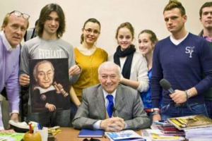 &ldquo;IL CERVELLO DEI GIOVANI &Egrave; MOLTO PI&Ugrave; ESPOSTO AI DANNI DELL&rsquo;ALCOL!&rdquo;. CHI LO HA DETTO? L&rsquo;ICONA DEL PICCOLO SCHERMO CON IL SUO &ldquo;QUARK&rdquo;, IL GIORNALISTA E SCRITTORE PIERO ANGELA NELLA WEB-CHIACCHERATA CON LE &ldquo;TESTE-DI-ALKOL&rdquo; SUL VIVERE CONSAPEVOLE