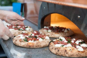 Il Comitato Unesco ha rimandato di qualche ora la decisione sul riconoscimento della pizza a Patrimonio Immateriale, a causa delle numerose candidature. Il destino dell’arte dei pizzaiuoli si saprà tra le 2 e le 4 di domani mattina (ora italiana)