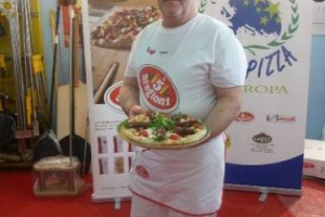 DALLA CLASSICA ALL’“ACROBATICA” A QUELLA PIÙ FANTASIOSA, È SEMPRE L’AMATA PIZZA. E A “TIRRENO CT OSPITALITÀ ITALIA” (CARRARA, 3-7 MARZO), FA TAPPA “GIROPIZZA EUROPA”, DOVE SI PREMIA (E SI MANGIA) LA MIGLIOR PIZZA D’ITALIA, LA “MEDITERRANEA”
