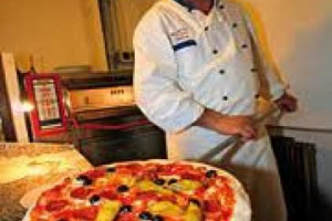 “Il riconoscimento della pizza a patrimonio Unesco andrebbe a tutelare un business che solo in Italia ha raggiunto i 10 miliardi di euro”. A dirlo è la Coldiretti al “Napoli Pizza Village 2015”. Continua, intanto, la raccolta firme per la candidatura