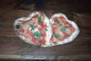 LA PIZZA NAPOLETANA “DOC” RISCHIA DI AVERE VITA BREVE. L’UE PREVEDE DI SOPPRIMERE LA SIGLA “STG” DI CUI ERA INSIGNITA. “LA PIZZA NAPOLETANA STG” POTREBBE QUINDI SOPRAVVIVERE AL MASSIMO PER UN PERIODO TRANSITORIO FINO AL 2017