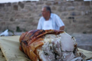 La porchetta è un super must per l’enogastronomia mondiale. Tanto che il quotidiano “New York Times” lo ha inserito tra i cinque piatti tipici più buoni di tutto il mondo. Una di quelle specialità che si deve mangiare almeno una volta nella vita