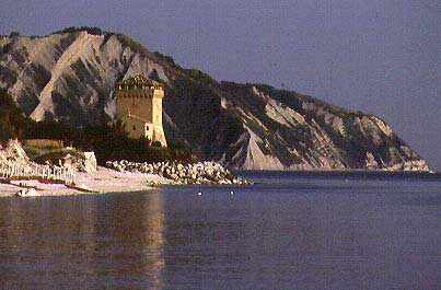 Una veduta di Portonovo sul promontorio del Conero