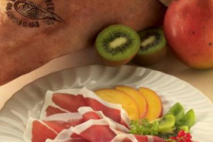 IL PROSCIUTTO DI SAN DANIELE DI FRIULI FESTEGGIA I 50 ANNI REGALANDO AL PREZIOSO SALUME IL PANE MIGLIORE DA OGNI REGIONE. E, NELLA TERRA DEL CELEBRE PRODOTTO, LE PROSCIUTTERIE DOK DALL’AVA HANNO FONDATO IL “PROSCIUTTO LEARNING CENTER”