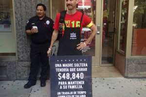 Sciopero mondiale dei fast food: oggi migliaia di lavoratori delle maggiori catene si fermano in 150 città Usa e 33 Paesi. Al motto “#FighFor15” chiedono di aumentare i salari dagli attuali 7,25 dollari a 15 l’ora. In Italia si lotta per il contratto