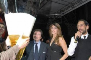 IL MONDO DEL VINO ITALIANO ENTRA NEL GUINNESS DEI PRIMATI: IL BRINDISI PIU’ VOLUMINOSO DEL GLOBO (CON UN CALICE DI CRISTALLO DA 16,5 LITRI) IERI A SPOLETO “NELLA NOTTE BIANCA DEL VINO” …