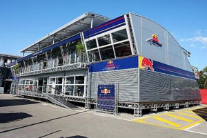 Cosa mangiano i piloti di Formula Uno? Sempre le stesse cose: pollo, verdure e pasta, carne rossa dopo la gara. In un Gran Premio consumano di media 1.200 calorie. Lo dicono gli chef Adam Dixon della Williams e Sandro Gamsjager della Red Bull