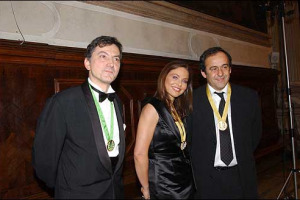 LO CHAMPAGNE MOËT & CHANDON IN LAGUNA PREMIA IL MONDO DEI MASS-MEDIA, MODA E SPETTACOLO CON IL TITOLO DI &#8220;CAVALIERE DELL&#8217;ORDRE DE COTEAUX DE CHAMPAGNE&#8221;