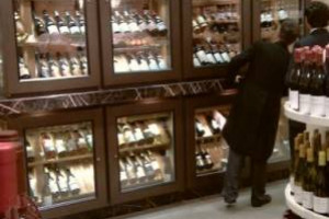 In gdo crescono vini a denominazione e spumanti, cos&igrave; come il bio, e flettono i formati diversi dalla canonica bottiglia, per un totale di 505 milioni di litri venduti e un valore di 1,5 miliardi di Euro. A dirlo la ricerca IRI per Vinitaly 2017