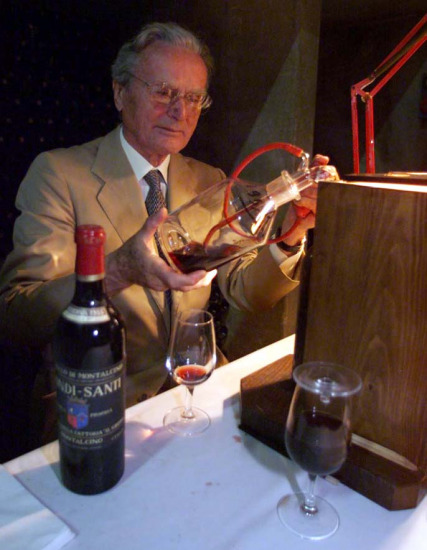 Franco Biondi Santi esegue la “ricolmatura“ di una vecchia Riserva