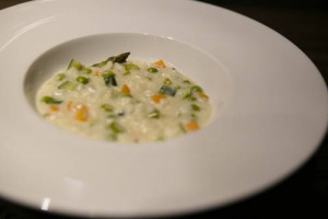 Un risotto da principi, anzi da principesse ... Lo chef Enrico Derflingher, mentre inventa un nuovo menu per l’inaugurazione di Villa Lario, viene a sapere della nascita della figlia di William e Kate e le dedica il piatto “Risotto della principessa”