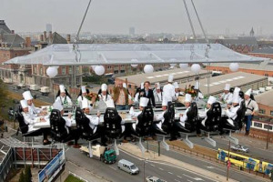 NEL BLU, DIPINTO DI BLU &hellip; LA CENA E&rsquo; PI&Uacute; BUONA. ARRIVA DAL BELGIO IL RISTORANTE SOSPESO IN CIELO SU UNA GRU