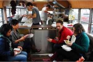 SE IL GRANDE RISTORANTE “TRASLOCA” SUL BUS: NEGLI USA IL CIBO DI STRADA VIRA VERSO LA QUALITÀ, COMPLICE LA CRISI E L’INVENTIVA DI CHEF DI LIVELLO RIMASTI SENZA LAVORO