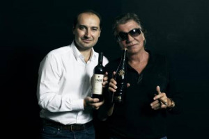 DEBUTTA IL VINO DI ROBERTO E TOMMASO CAVALLI: UN ROSSO IGT TOSCANA, CHE VEDE LE CURE DELl’ENOLOGO CARLO FERRINI, GIÀ OLTRE LE MODE ALLA PRIMA ANNATA. IL DEBUTTO il 17 NOVEMBRE A FIRENZE