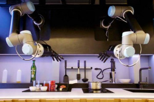 Poca voglia di cucinare? Ci pensa il robot-chef, prototipo della Moley Robotics che taglia, spadella, impiatta, con la maestria di un cuoco pluristellato e prepara più di 2.000 ricette. Per la gioia dei pigri, presto userà anche frigo e lavastoviglie