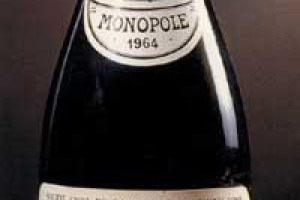 RECORD NEL MONDO DEL VINO: 500.000 DOLLARI PER ACQUISTARE 27 BOTTIGLIE VINTAGE. LI HA SBORSATI UN MILIARDARIO CINESE IN UN’ASTA BATTUTA A LONDRA DA ANTIQUE WINE COMPANY PER INSEGUIRE IL SOGNO FRANCESE DI DOMAINE ROMANÉE CONTI