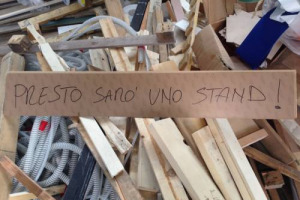 Vinitaly e recupero d&rsquo;autore con &ldquo;cucina degli avanzi&rdquo; by cantina Salcheto (Montepulciano): primo allestimento costruito con scarti fieristici per dimostrare che &egrave; possibile unire bellezza, innovazione, etica sociale e ambientale al fare eno-impresa