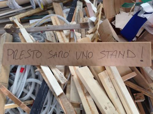 Materiali di recupero per costruire lo stand di Vinitaly di Salcheto. Una scelta etica sociale e ambientale