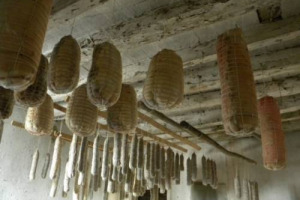 GLI ITALIANI RIDUCONO LA SPESA ALIMENTARE, MA NON SUI PRODOTTI D’ALTA QUALITÀ E LEGATI AL TERRITORIO. MENTRE CALANO TUTTI I CONSUMI ALIMENTARI, RESISTONO I PRODOTTI DOC E IGP. A DIRLO L’ULTIMO REPORT ISMEA SULLA PRODUZIONE AGROALIMENTARE ITALIANA