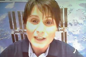 RISO INTEGRALE, POLLO, QUINOA E SGOMBRO: È IL “MENU SPAZIALE”, E LEGGERO, CHE L’ASTRONAUTA ITALIANA SAMANTHA CRISTOFORETTI, TRA I PRIMI PILOTI DONNA DELL’AERENAUTICA MILITARE, MANGERÀ IN ASSENZA DI GRAVITÀ SULLA STAZIONE SPAZIALE INTERNAZIONALE (ISS)