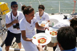 CHEF E VELISTI INSOLITAMENTE INSIEME PER FAR TRIONFARE IL PROPRIO EQUIPAGGIO. È LA “SAN PELLEGRINO COOKING CUP”, UNA DELLE MANIFESTAZIONI PIÙ GLAMOUR DELL’ENOGASTRONOMIA ITALIANA DI SCENA IL 15 GIUGNO NELLE ACQUE DI VENEZIA
