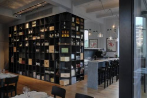 IL MONDO DEL VINO FA I CONTI CON L&rsquo;AUMENTO DELL&rsquo;IVA: PRODUTTORI, ENOTECARI E RISTORATORI CERCHERANNO DI NON FARLA RICADERE SUI CONSUMATORI, ANCHE PER SALVAGUARDARE I CONSUMI GI&Agrave; IN CALO. MA NON PER TUTTI SAR&Agrave; POSSIBILE ...