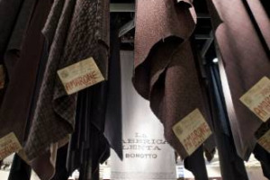 LEPRE DI PATAGONIA ALL’AROMA DI TABACCO TOSCANO, RIBOLLITA DI LANA DI PECORA TINTA DI MIRTILLI RIGONI DI ASIAGO, FLANELLA INTRISA DI AMARONE MASI, CAMMELLO COLORATO CON CACAO DOMORI: A PITTI UOMO “MENU” DI TESSUTI DI PREGIO FIRMATI “FABBRICA LENTA”