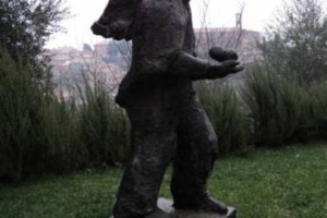 UN ANGELO IN BRONZO CELEBRA IL CONNUBIO TRA WINENEWS E UN GRANDE ARTISTA: E&rsquo; &ldquo;PER LA FELICITA&rsquo;&rdquo;, LA SCULTURA FIRMATA DA SANDRO CHIA, OSPITE NELL&rsquo;ORTO-GIARDINO &ldquo;CUSTODITO&rdquo; DAI BAMBINI A MONTALCINO
