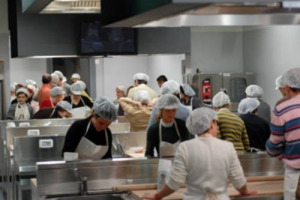 Artusi, gastronomo moderno: la giuria popolare, riunita a San Mauro Pascoli, il 10 agosto, ha assolto dall’accusa di essere ormai superato il riferimento storico della cucina italiana con “formula piena” (288 voti a 76). Con un verdetto “di territorio”