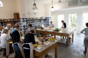 “Chez Planeta”, Sicilia che vai piatto che trovi. “La cucina di Casa Planeta” è un ricettario e un viaggio nella cultura enogastronomica dell’isola guidati dai saperi (e diatribe) delle zie, vere custodi delle ricette della celebre famiglia del vino