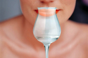 E’ COOL, DI OTTIMA QUALITA’, SE NE PARLA IN TV E SUI GIORNALI, IMPAZZA NEI CORSI DI DEGUSTAZIONE, MA SE NE BEVE SEMPRE MENO: IL VINO ITALIANO, IN PROFONDA CRISI ESISTENZIALE, SI RIVOLGE ALLO PSICOLOGO