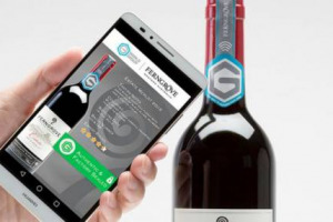 Una &ldquo;smart wine bottle&rdquo; capace di dare tante informazioni sul vino che contiene, anche una volta aperta, per rendere pi&ugrave; efficace la lotta alla contraffazione, attraverso sensori elettronici sottilissimi. La presenter&agrave;, a Shanghai, il colosso Diageo