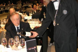 IL VINO AL RISTORANTE PESA IL 20% SUI 7 MILIARDI DEL BUDGET DESTINATO AI RIFORNIMENTI, MA OGGI A CAUSA DELLA CRISI E DEL CROLLO DEI CONSUMI BACCO NON &Egrave; PI&Ugrave; UN BENE SU CUI INVESTIRE, MA UN &ldquo;SERVIZIO&rdquo;. COS&Igrave; I RISTORATORI RIUNITI DA FIPE A VINITALY