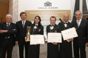 “INNOVAZIONE NELLA PROFESSIONE”, IL PREMIO DI VILLA SANDI, LEADER DEL PROSECCO, DIVENTA INTERNAZIONALE. VINCONO THOMAS SORCINELLI (RITZ, LONDRA), THOMAS ROSSINI (KRESALA RESTAURANT, BARCELLONA) E LUCIA GATTI (ALLA POSTA DEI DONINI, PERUGIA)