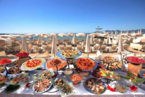 WINE & FOOD SOTTO L’OMBRELLONE: I VACANZIERI DI AGOSTO TAGLIANO SU BAR E RISTORANTI A FAVORE DEL SUPERMERCATO PER RISPARMIARE. LO DICE UNA RICERCA NIELSEN. I PRODOTTI PIÙ GETTONATI? FORMAGGI, SALUMI E TONNO. E, TRA LE BEVANDE, IL VINO ...