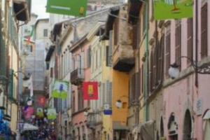 IL VINO SI SCOPRE AMBASCIATORE DELLA PROPRIA TERRA: AL VIA LA STAGIONE DI EVENTI DAL &ldquo;SAPORE DI TERROIR&rdquo;. DAL CHIANTI CLASSICO ALL&rsquo;OLTREPO&rsquo; PAVESE, SOAVE E SUD D&rsquo;ITALIA, I DISTRETTI DEL VINO SI METTONO IN MOSTRA. MA L&rsquo;AGENDA WINE & FOOD E&rsquo; RICCA ...