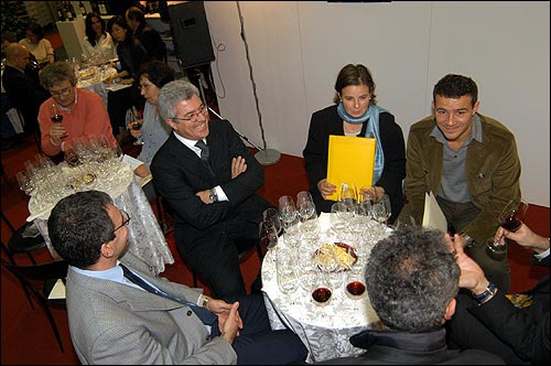 Sposini (di spalle) alla degustazione i migliori vini senesi