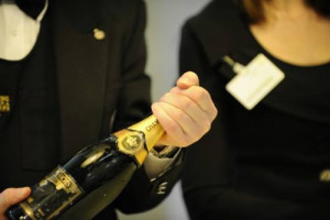 7 ORE E 15 MINUTI DI LAVORO: ECCO IL COSTO &ldquo;TEMPORALE&rdquo; MEDIO, NEL MONDO, PER COMPRARE UNA BOTTIGLIA DI VINO &ldquo;STANDARD&rdquo;, DA 5 EURO. LO RIVELA UNA RICERCA DEL MAGAZINE FRANCESE &ldquo;LA FEUILLE DE VIGNE&rdquo;. IN ITALIA? MENO DI 25 MINUTI