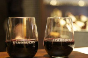 LA &ldquo;RIVOLUZIONE&rdquo; STARBUKS ATTERRA ALL&rsquo;AEROPORTO: AL DULLES INTERNATIONAL AIRPORT DI WASHINGTON, LA SERA &Egrave; &ldquo;STARBUCKS EVENING&rdquo;, E AL POSTO DI CAFF&Egrave; E MUFFIN SI SERVONO CALICI DI VINO, BOCCALI DI BIRRA E SCHIACCIATINE AL ROSMARINO
