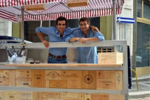 Dallo street food allo street wine: anche il vino torna tra la gente, con il Car&agrave;vin, carovana itinerante per degustare per strada etichette di qualit&agrave; a prezzi contenuti con una &ldquo;wine list&rdquo; sempre diversa di cantine blasonate e vignerons &ldquo;under 35&rdquo;