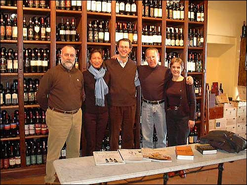 Il giornalista James Suckling con il proprietario di Chateaux Petrus, Christian Moueix e la sua compagna, nell’Enoteca Osticcio di Montalcino di Tullio Scrivani e Francesca Fineschi