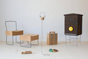 SUGHERO & CO: NEL FUTURO DI USI & APPLICAZIONI DI QUESTO MATERIALE 100% RICICLICABILE CI SONO UN GRAMMOFONO E UNA PRESA DI CORRENTE, CUFFIE, SEDIE, CIABATTE E PERFINO UN ALVEARE (BY ANNA LOSKIEWICZ) IDEATI DA GIOVANI DESIGNER E PREMIATI DA AMORIN