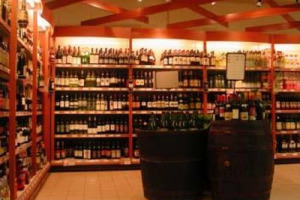 RICERCA IRI INFOSCAN - GLI ITALIANI BEVONO MENO, MA SCELGONO I VINI DI QUALITA&rsquo;. I CONSUMATORI CHIEDONO IL SOMMELIER TRA GLI SCAFFALI. BENE I VINI TIPICI REGIONALI, CHE REALIZZANO GRAN PARTE DEL LORO FATTURATO FUORI DALLA REGIONE D&rsquo;ORIGINE