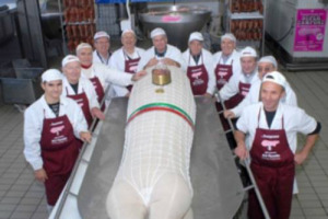 “SUPERZAMPONE” DA 810 CHILI IN PIAZZA A CASTELNUOVO RANGONE, NEL MODENESE, DISTRIBUITO GRATIS, ACCOMPAGNATO DA LAMBRUSCO E FAGIOLONI ... VIP E APPASSIONATI ALL’ASSAGGIO. MA SULLA TAVOLA DELLE FESTE, CON ZAMPONE-COTECHINO, ARRIVA IL “FOOD DESIGN”